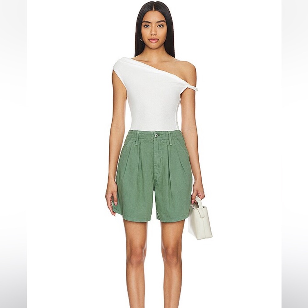 MOTHER The Pleated Chute Prep Short in Hedge Green Ladies 24